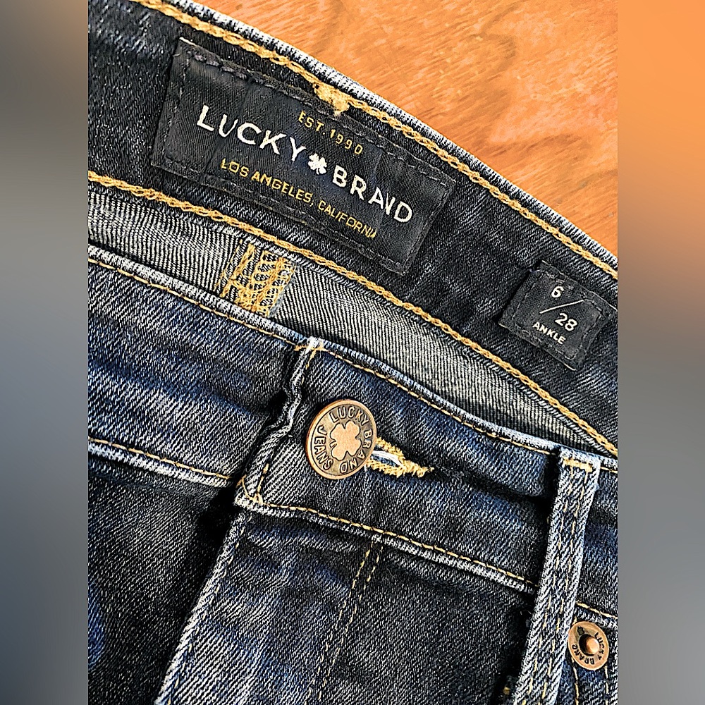 EUC-Size 6/28-Lucky Brand-Distressed-Raw Hem-Ankle-Skinny Jeans.
